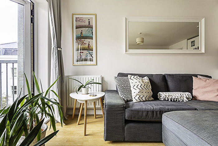 2 Bedroom Apartment To Rent In New Road, Whitechapel, E1