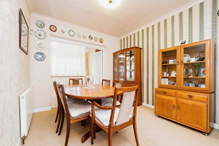 3 Bedroom End Of Terrace House For Sale In Auriel Avenue, Dagenham, Essex, RM10