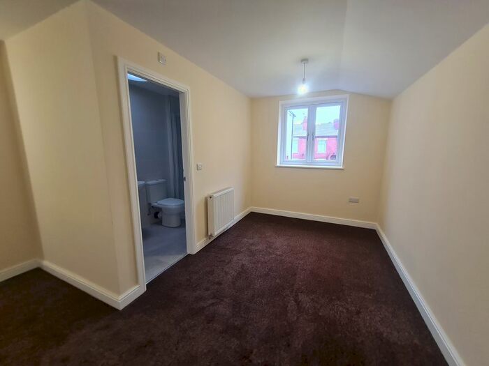 2 Bedroom Flat To Rent In Chald Lane, Wakefield, WF2