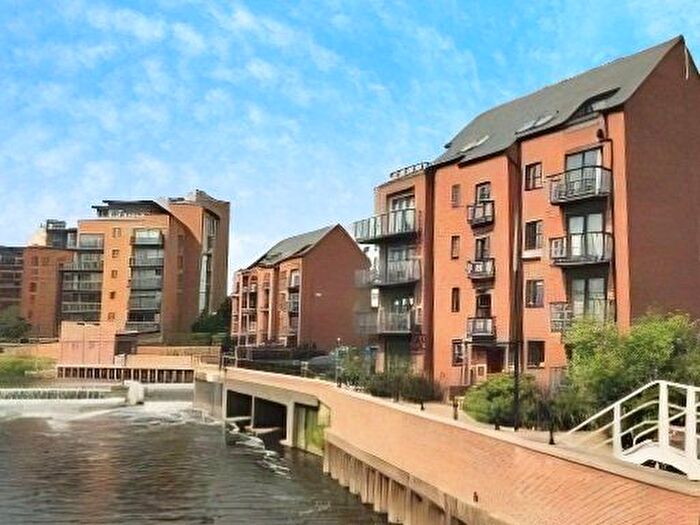 2 Bedroom Flat To Rent In Turlow Court, Leeds, West Yorkshire, LS9