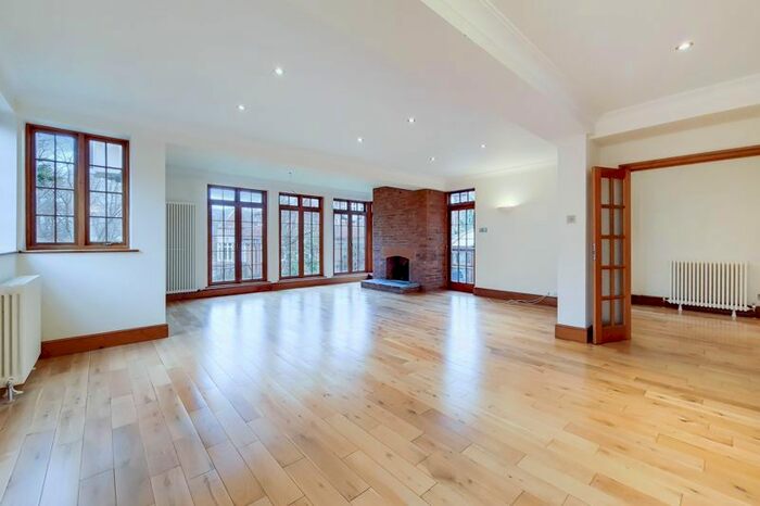 5 Bedroom Detached House To Rent In Byron Drive, London, N2