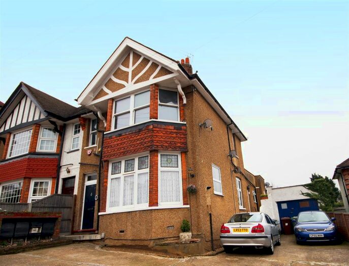 2 Bedroom Flat To Rent In Aldenham Road, Bushey, Hertfordshire, WD23