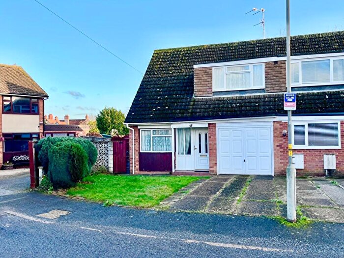 3 Bedroom Semi-Detached House For Sale In Cromwell Avenue, Newport Pagnell, MK16