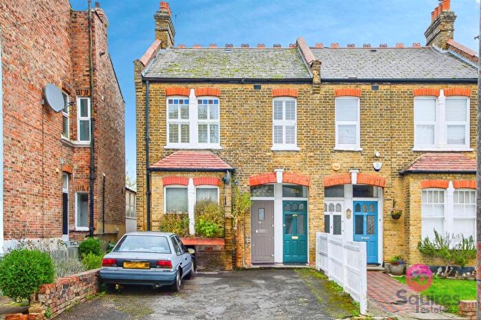 2 Bedroom Flat For Sale In Long Lane, London, N3