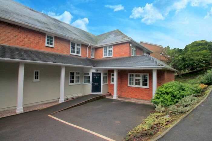 3 Bedroom Flat To Rent In Westview Road, Warlingham, CR6