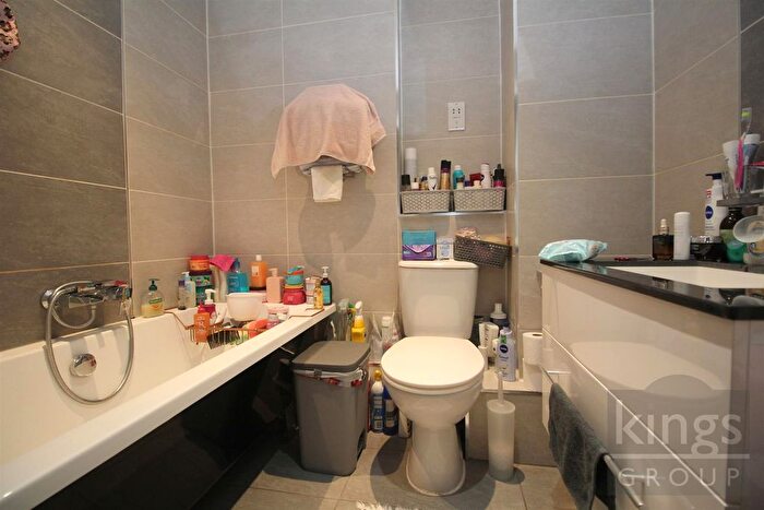 2 Bedroom Flat For Sale In Chapman Courtyard, Turners Hill, Cheshunt, Waltham Cross, EN8