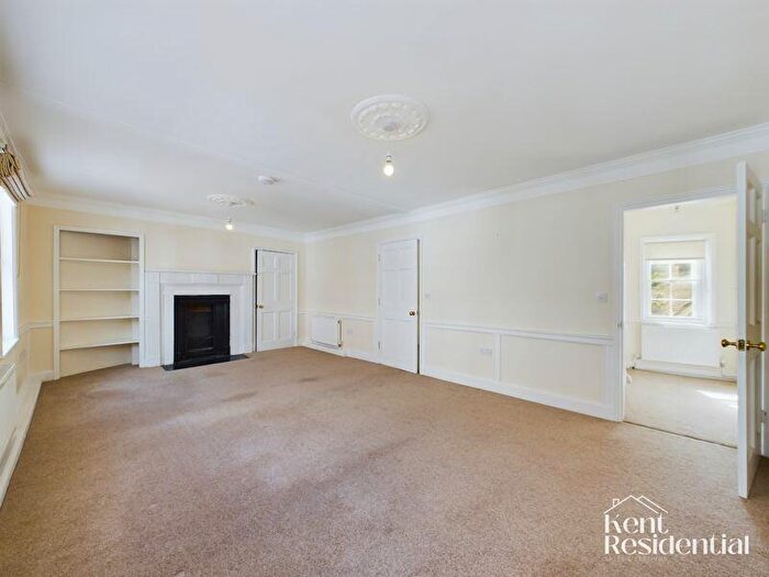 2 Bedroom Apartment To Rent In High Street, Rochester, ME1