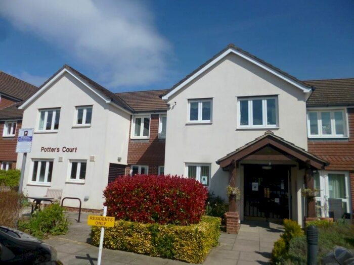 2 Bedroom Flat To Rent In Darkes Lane, Potters Bar, EN6