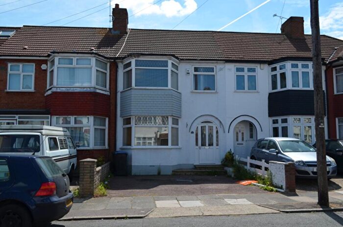 3 Bedroom House To Rent In New Park Avenue, N13