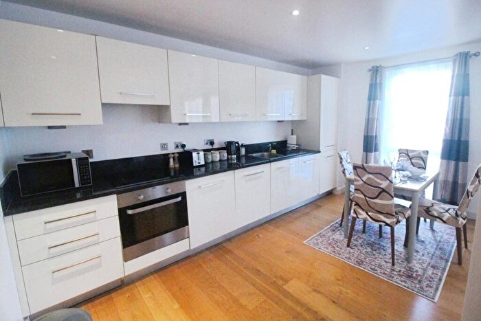 2 Bedroom Flat To Rent In Railway Terrace, Slough, Berkshire, SL2