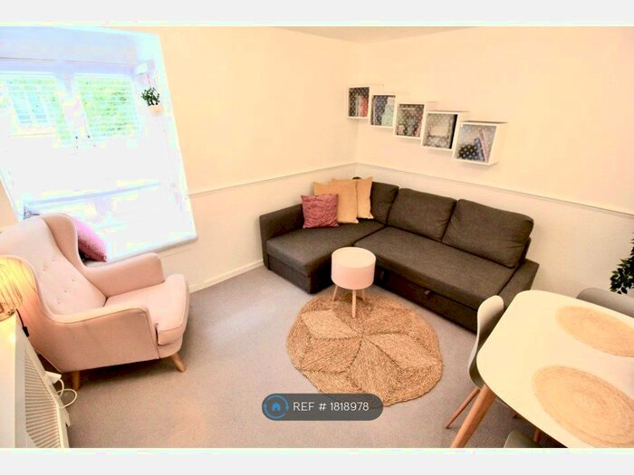 1 Bedroom Flat To Rent In Cloister Close, Teddington, TW11