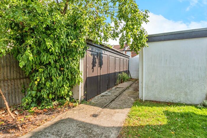 1 Bedroom Flat For Sale In Manor Park Avenue, Portsmouth, Hampshire, PO3