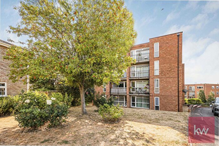 2 Bedroom Flat For Sale In Croxley Rise, Maidenhead, Berkshire, SL6