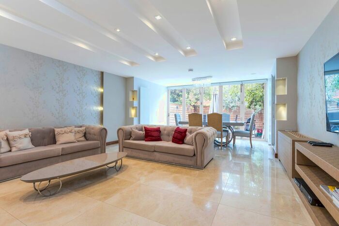 4 Bedroom Town House To Rent In Abbotsbury Close, London, W14
