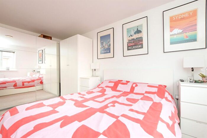 2 Bedroom Apartment For Sale In Shetland Close, Cranleigh, Surrey, GU6