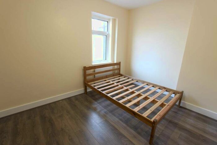 2 Bedroom Flat To Rent In North End Road, London, W14