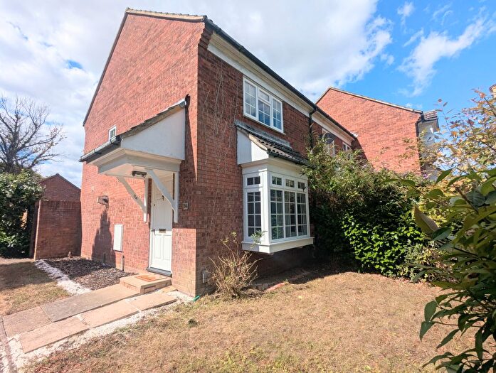 2 Bedroom End Of Terrace House To Rent In Tyne Crescent, Bedford, MK41