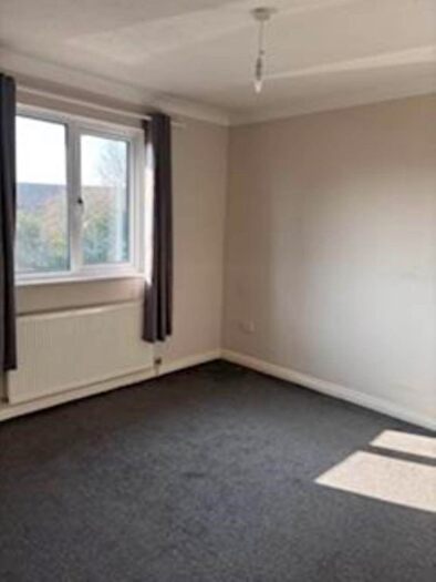 Semi-Detached House To Rent In Sunbury Court, Southend On Sea, SS3