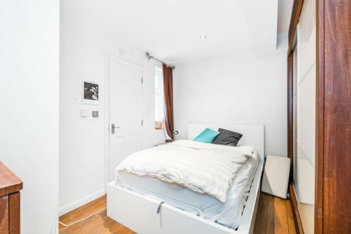 2 Bedroom Flat To Rent In Kingsland High Street, Dalston, London, E8