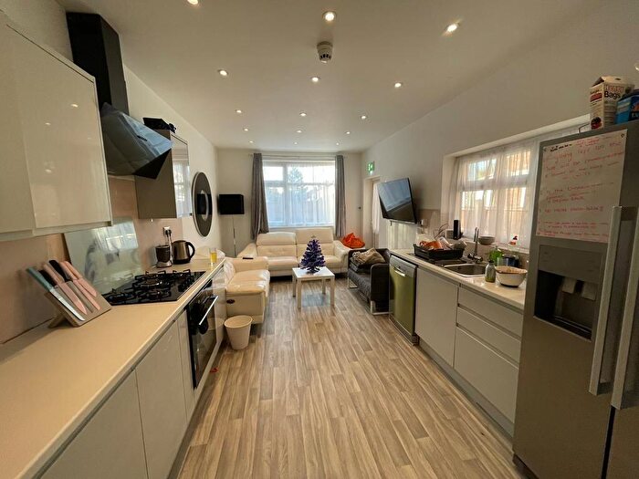 7 Bedroom Terraced House To Rent In Kingswood Road, Manchester, M14