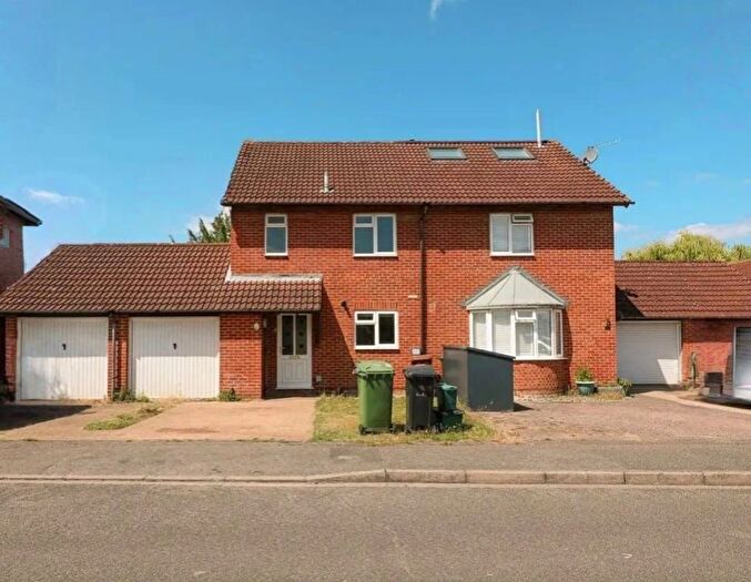 3 Bedroom Detached House To Rent In Cardinal Close, Worcester Park, KT4