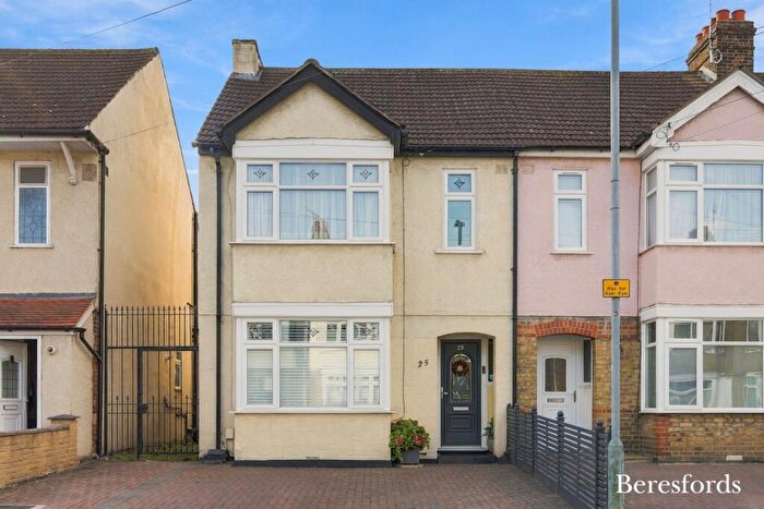 3 Bedroom End Of Terrace House For Sale In Knightsbridge Gardens, Romford, RM7