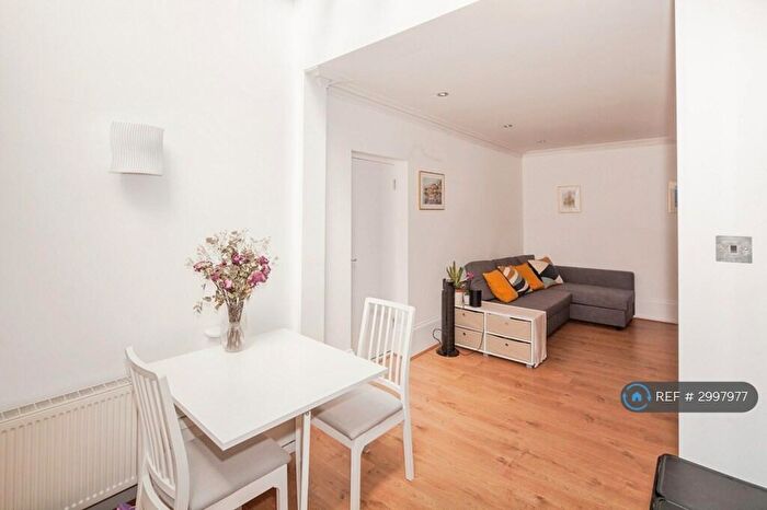2 Bedroom Flat To Rent In Bedford Hill, London, SW12