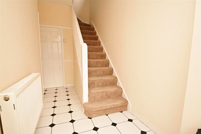3 Bedroom End Of Terrace House To Rent In Shaftesbury Waye, Hayes, UB4