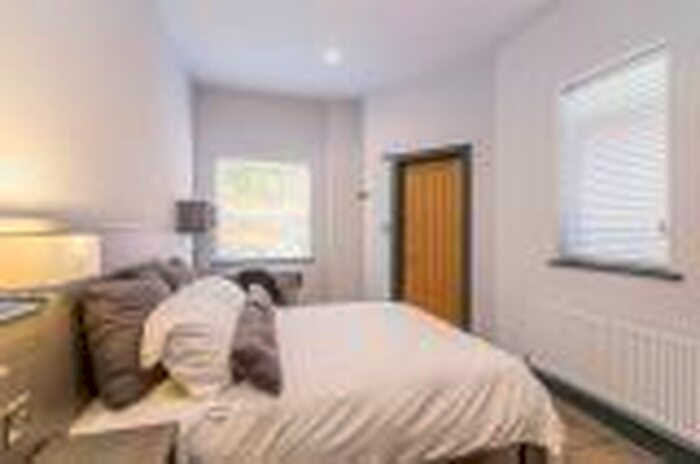 2 Bedroom Apartment To Rent In Park Suites, - Waverley Street, NG7