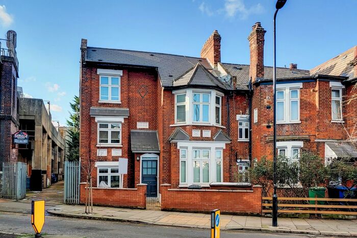 3 Bedroom Flat To Rent In Acton Lane, London, W4