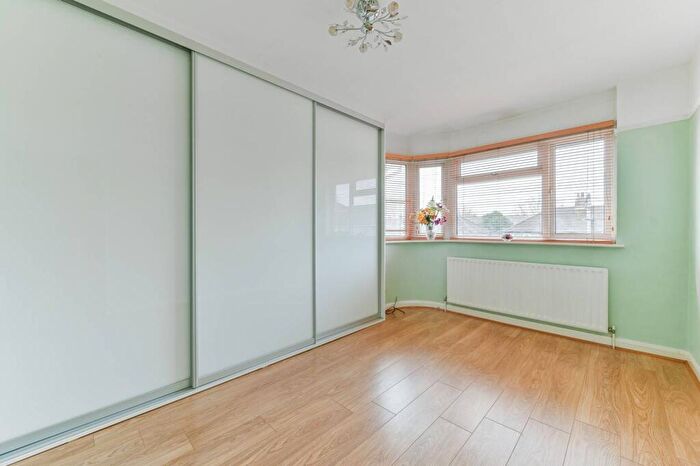 2 Bedroom Flat For Sale In Holmesdale Close, South Norwood, London, SE25