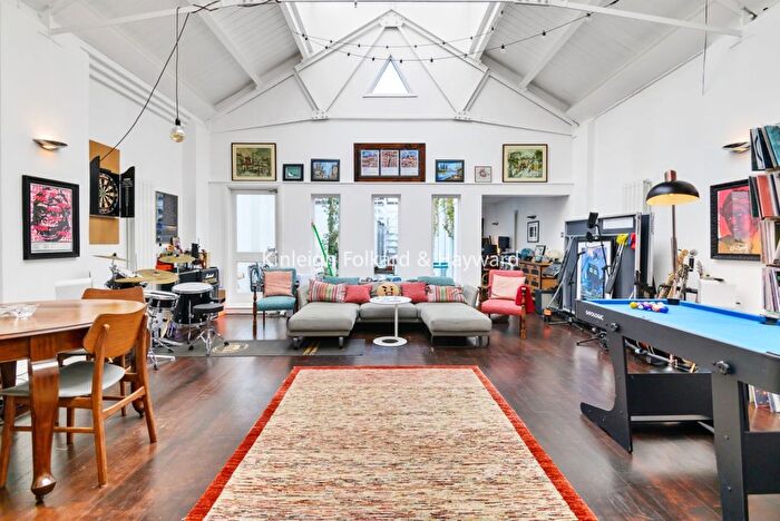 3 Bedroom Detached House To Rent In Terretts Place, Islington, London, N1