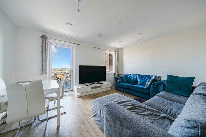 3 Bedroom Flat To Rent In St. Johns Road, New Malden, KT3