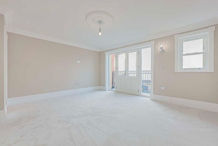 2 Bedroom Flat For Sale In Station Road, Westcliff On Sea, SS0