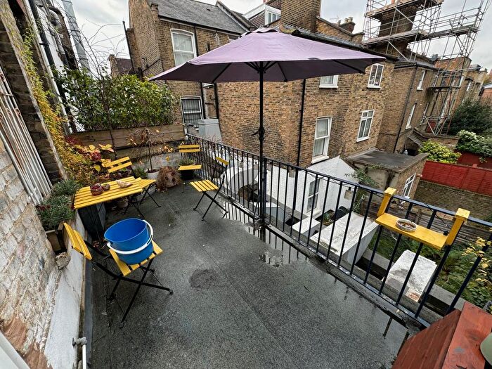 2 Bedroom Flat To Rent In Brixton Road, Oval, SW9