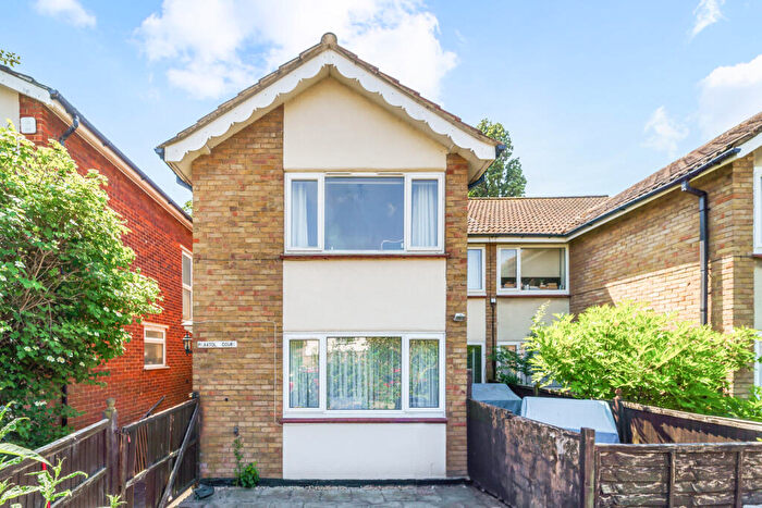 2 Bedroom Maisonette For Sale In Pollard Road, Morden, SM4