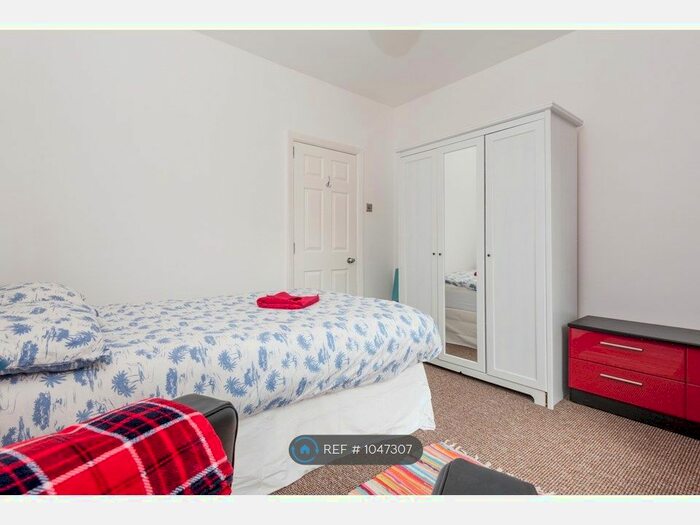 4 Bedroom Flat To Rent In Grange Road, London, W5