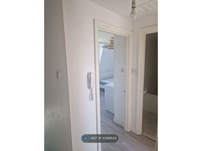 2 Bedroom Flat To Rent In Lewisham Way, London, SE14