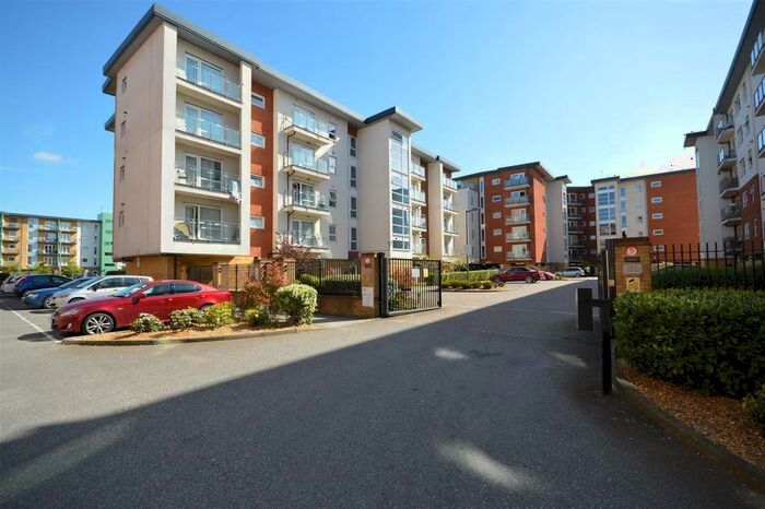 3 Bedroom Flat To Rent In Clarkson Court, Hatfield, AL10