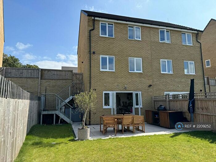 3 Bedroom Semi-Detached House To Rent In Poplars Park Avenue, Bradford, BD2