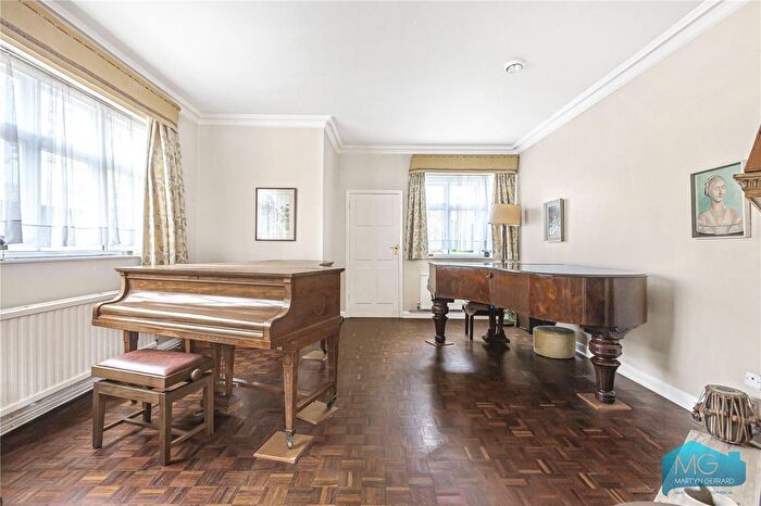 3 Bedroom Detached House For Sale In Woodside Park Road, Woodside Park, London, N12