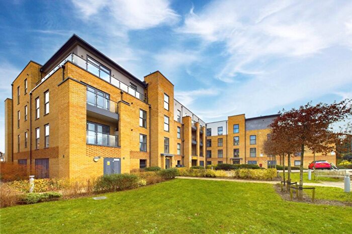 2 Bedroom Flat For Sale In Broad Lane, Bracknell, Berkshire, RG12
