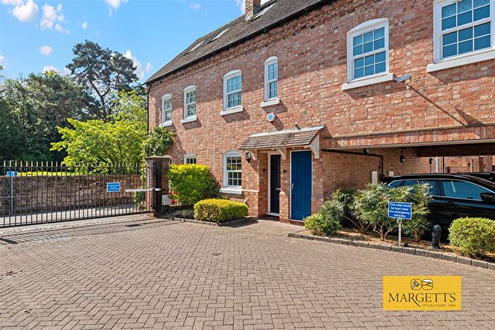 4 Bedroom Property For Sale In Castle Lane, Warwick, CV34