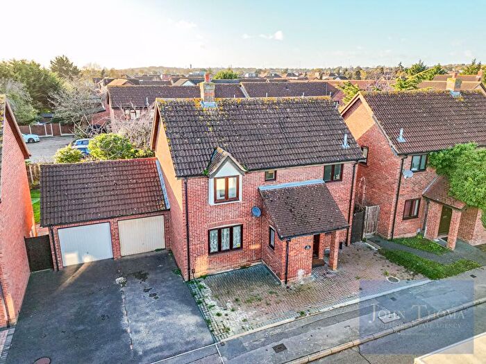4 Bedroom Detached House To Rent In Wickets Way, Hainault, IG6