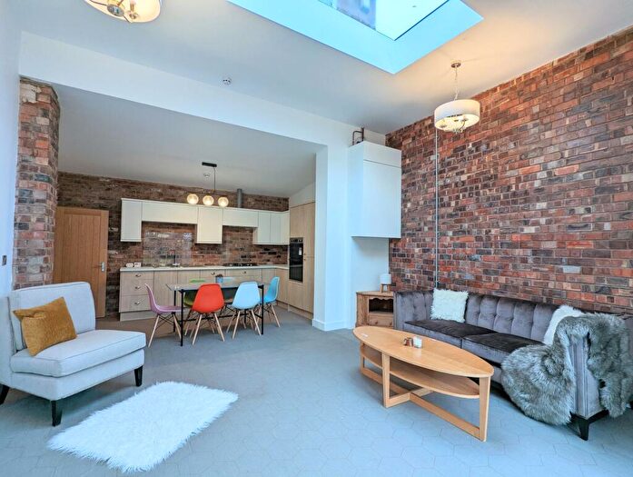 7 Bedroom Semi Detached House To Rent In Park Lane, Salford, M6