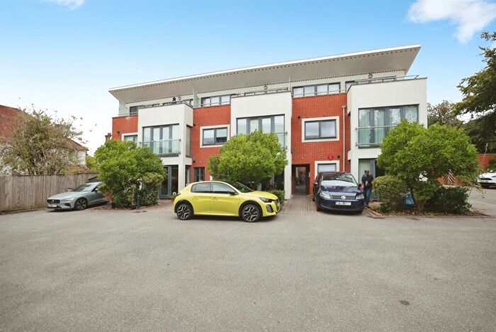2 Bedroom Flat For Sale In Skyline Mews, High Wycombe, HP12