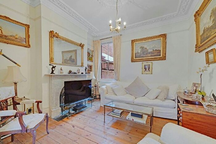 3 Bedroom Terraced House For Sale In Ashmount Road, London, N19
