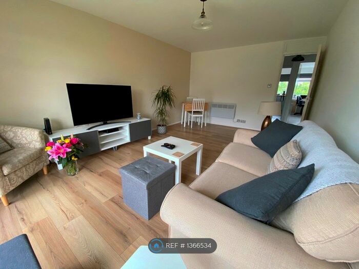 2 Bedroom Flat To Rent In Riverside Close, Bedford, MK42