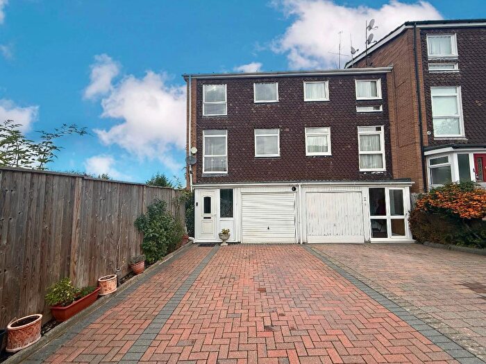 4 Bedroom Town House For Sale In Trowbridge Gardens, Old Bedford Road Area, Luton, Bedfordshire, LU2