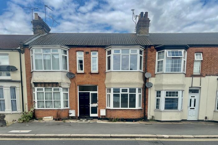 1 Bedroom Flat To Rent In Fairfax Drive, Westcliff-On-Sea, SS0